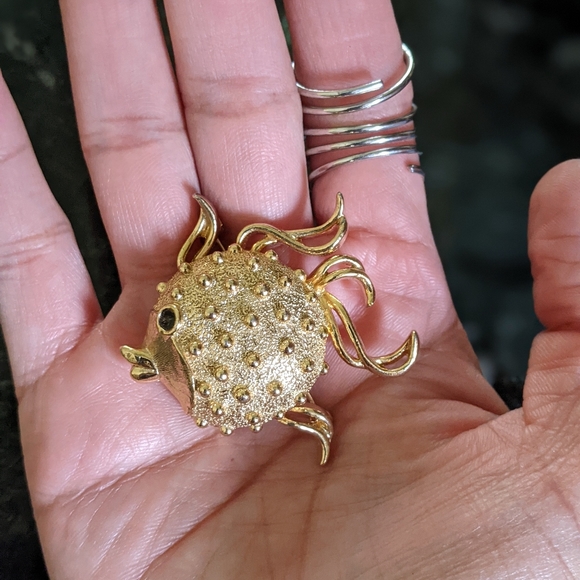 Vtg Fuller Brush Co. Perfume Fish Locket - Picture 3 of 3